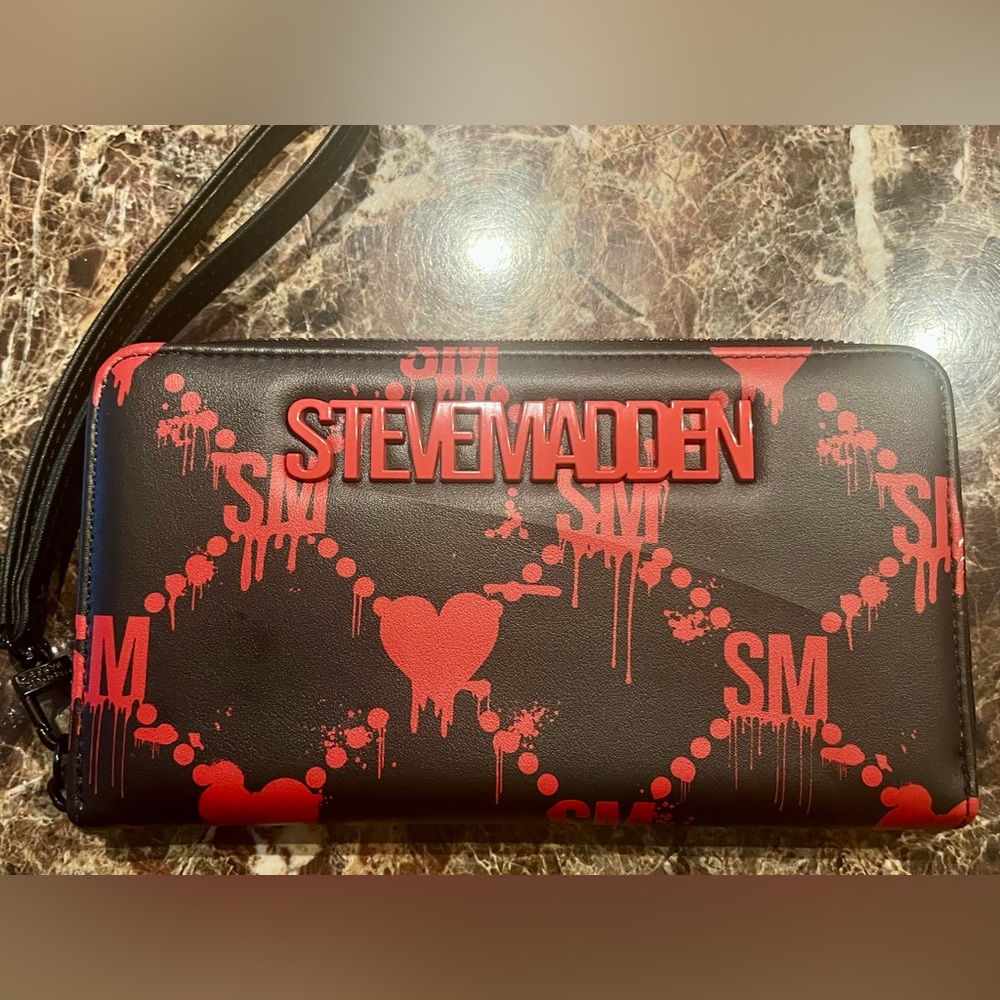 Steve Madden gorgeous bleeding hearts long wallet blk red